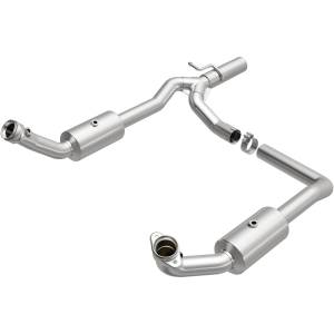 Magnaflow 09-13 Ford E-350 Super Duty V10 6.8 OEM Underbody Direct Fit Catalytic Converter - 21-599